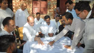 स्टेडियम के निर्माण कार्य की जांच के लिए पहुंचे नए प्रोजेक्ट मैनेजर और विधायक।