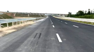 दिल्ली-देहरादून इकोनामिक कारीडोर पर हलगोया से हरिद्वार तक सिक्स लेन निर्माणाधीन हाईवे