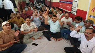 सोनभद्र में लेखपालों का एसडीएम के खिलाफ मोर्चा, स्थानांतरण की मांग पर तीसरे दिन भी कार्य बहिष्कार जारी।