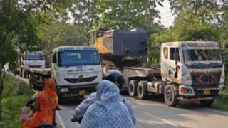 सोनभद्र: मुर्धवा-बीजपुर मार्ग पर ट्रेलर का टायर फटा, चार किमी लंबा जाम।
