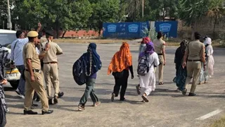 फतेहाबाद में स्पा सेंटर पर पुलिस ने की छापामारी।