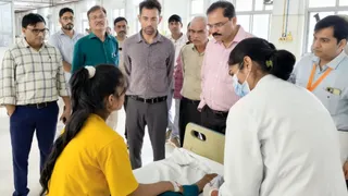महामाया राजकीय एलोपैथिक मेडिकल कॉलेज एवं अस्पताल में पीड़िता स्नेहलता से जानकारी लेतेे सीएमओ डॉ. प्रमोद कुमार