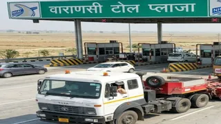 वाराणसी में 308 चक्कों वाले महाट्रक का टोल 693 रुपये, 45 घंटे की मशक्कत के बाद निकला।