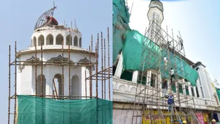 शाही मस्जिद का बाधक हिस्सा हटाया जा रहा।