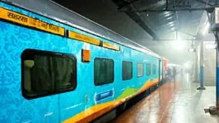 युवकों ने बाथरूम के पास एक महिला यात्री को घेरकर उसके गले से सोने की चेन और हीरे का पेंडेंट छीन लिया।