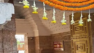 छह साल के लंबे इंतजार के बाद पुरी का ऐतिहासिक गुंडिचा मंदिर श्रद्धालुओं के लिए फिर से खुल गया।