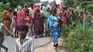 मधुबनी में घटना स्थल पर जुटी स्थानीय लोगों की भीड़।