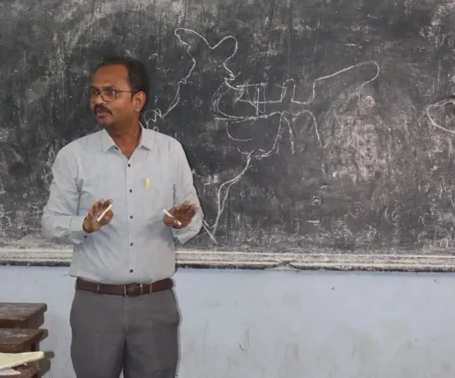 Bhagalpur DDC Inspects Model School New Exam Calendar PTM (1)