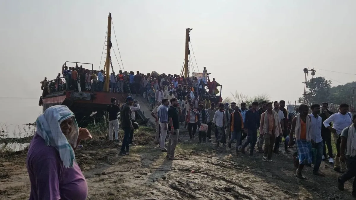 Bhagalpur Ferry Service 2 Hour Delay on Day 1 After Bridge Closure (1)