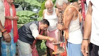 Bhagalpur Munger Riverfront Road : बिहपुर के अमरपुर में स्वास्थ्य केंद्र की चहारदीवारी निर्माण का भूमिपूजन करते पथ निर्माण मंत्री इं. शैलेंद्र।