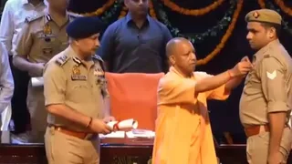 मुख्यमंत्री योगी आदित्यनाथ ने पुलिसकर्मियों को वीरता पदक प्रदान कर उन्हें सम्मानित किया