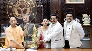 लखनऊ में मुख्यमंत्री योगी आदित्यनाथ को श्रीराम बरात के लिए आमंत्रित करते राजा दशरथ के स्वरूप संजय सिंघल (सादाबाद वाले) और रानी कौशल्या की स्वरूप नीता सिंघल। साथ हैं होमगार्ड मंत्री धर्मवीर प्रजापति और रजत सिंघल।