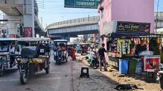 मुंशी पुलिया चौराहे पर बने पिंक बूथ के पीछे किया गया अतिक्रमण। जागरण