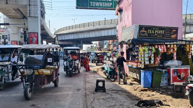 लखनऊ में चौपट चौराहे- इंदिरा नगर में मुंशी पुलिया चौराहे पर अराजकता का चरम, निकल रहा ट्रैफिक का दम