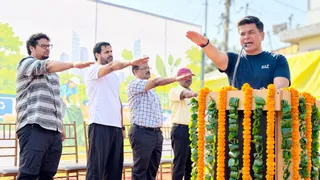 'एक दिन, एक घंटा, एक साथ' की शपथ लेते महापौर उमेश गौतम, नगर आयुक्त संजीव मौर्य और अन्य अधिकारी