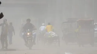 रोहतक रोड पर मुंडका के पास उड़ती धूल। जागरण आर्काइव