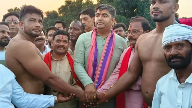इटावा के सामला में सोनू ने जीती 11 हजार की झंडा कुश्ती, शिवम रावत को मिला 5100 का पुरस्कार
