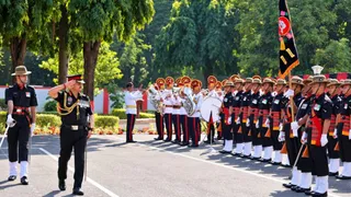 लेफ्टिनेंट जनरल संजय मित्रा ने गुरुवार को एक औपचारिक परेड में गार्ड आफ आनर का निरीक्षण किया