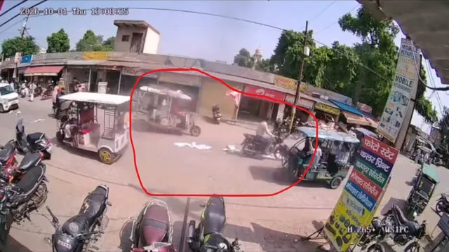 बड़ी लापरवाही आई सामने...हाथरस नगर पालिका के दस्तावेज सड़क पर बिखरे; कबाड़ियों ने बटोरे