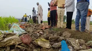 हाथरस में हुए सत्संग के दौरान भगदड़ में के दौरान छूटे जूते-चप्पल। फाइल फोटो