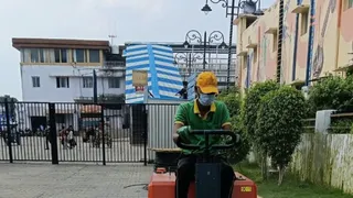 प्रयागराज जंक्शन पर सफाई करता सेवा अनुबंध से जुड़ा कर्मचारी। जागरण
