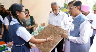 सेक्टर-17 प्लाजा में लगी प्रदर्शनी को देखने पहुंचे मेयर सौरभ जोशी।