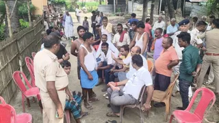 Madhepura Chausa Murder : घर के बाहर लोगों की भीड़। पुलिस कर रही है पूछताछ।