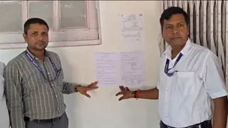 मधुबनी में नोटिस को दिखाते पदाधिकारी।
