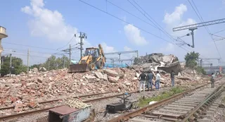 रेलवे स्टेशन के पश्चिमी यार्ड में ध्वस्त आरआरआइ पैनल का भवन। जागरण