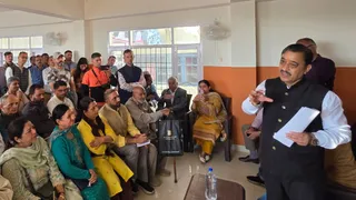 शिमला के संजौली में लोगों से संवाद करते सांसद सुरेश कश्यप। जागरण