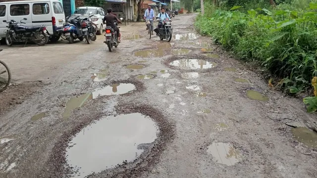 3 महीने में गड्ढों में तब्दील हुई 40 लाख की सड़क, 20 से ज्यादा गांवों के लोग झेल रहे परेशानी
