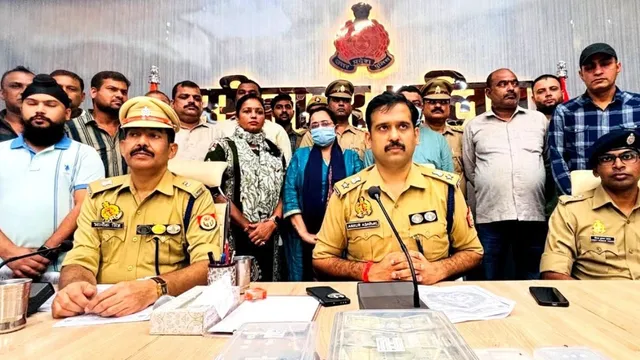 5 राज्यों में फैला फर्जीवाड़े का जाल, सीतापुर में नकली IT अधिकारी और बैंक मैनेजर बन 27 लाख ठगने वाला दंपती गिरफ्तार