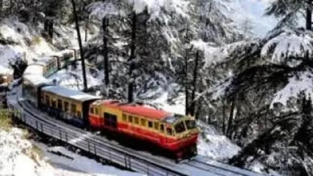पहाड़ों की वादियों में मौसम हो रहा सुहावना, टॉय ट्रेन से शिमला कब होगा जाना? सैलानियों को बेसब्री से इंतजार
