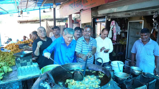 पूर्व मुख्यमंत्री हरीश रावत ने तली पकौड़ियां, स्वाद भी चखा... बोले- “वाह रे रामू, तेरे पकौड़े“
