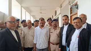 कोर्ट का फैसला आने के बाद पुलिस की गिरफ्त में आरोपित।