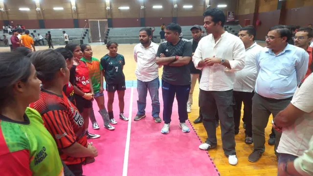पूर्वांचल के 'महामुकाबले' से पहले मैदान तैयार, पूर्व आईएएस अभिषेक सिंह ने पिच से लेकर डगआउट तक की फील्डिंग की तय
