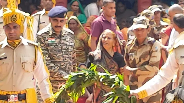 CISF के सहायक कमांडेंट अंकित पांडेय का पार्थिव शरार पहुंचा घर, राजकीय सम्मान के साथ दी गई अंतिम विदाई

