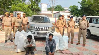 सोनभद्र में ओडिशा से महोबा जा रहे गांजा तस्कर गिरफ्तार, भारी मात्रा में मादक पदार्थ बरामद।