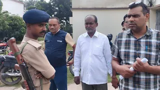 सफेद शर्ट में राजस्व कर्मचारी