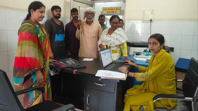 बलिया में डॉक्यूमेंट में अलग नाम होने से अटके आयुष्मान कार्ड, अब डीएम स्तर पर समाधान की तैयारी