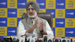 आप वक्ता बलतेज पन्नू।