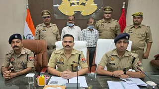 बिजनौर पुलिस लाइन में आयोजित प्रेस वार्ता में जानकारी देते एसपी कृष्ण कुमार बिश्नोई और पुलिस गिरफ्त में दो आरोपित।