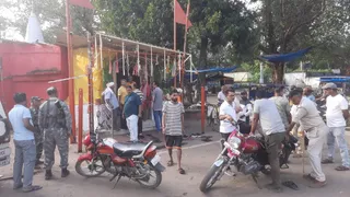 सुबह जब मंदिर के सेवादार पूजा-अर्चना के लिए द्वार खोलने पहुंचे तो टूटा हुआ ताला देखकर घटना की जानकारी हुई।