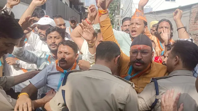 देहरादून में हरियाणवी गायक मासूम शर्मा के खिलाफ राजनीतिक दलों ने खोला मोर्चा, विरोध प्रदर्शन कर जताई नाराजगी
