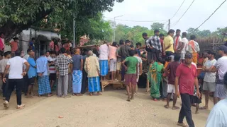 भितिहरवा में मुख्य सड़क जाम करते लोग। फोटो: जागरण
