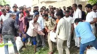खुद बोरियां उठाते एसपी विनय तिवारी। (जागरण)