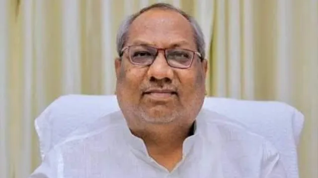 गोरखपुर में जाम में फंसे मंत्री संजय निषाद, खुद सड़क पर उतरकर खुलवाया ट्रैफिक
