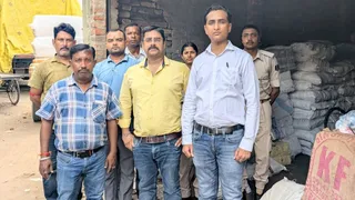 समस्तीपुर में ट्रांसपोर्टर के गोदाम का निरीक्षण करती जीएसटी विभाग की टीम। फोटो: जागरण