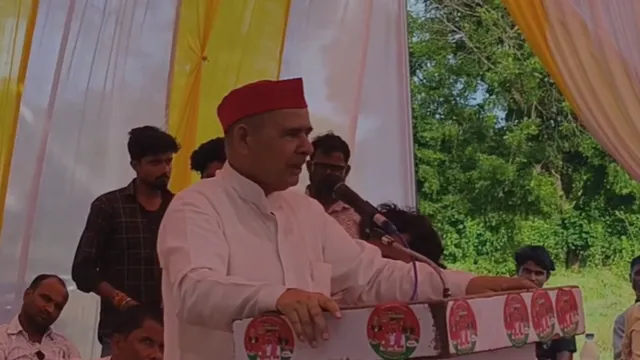 हरदोई में सपा नेता शराफत अली का विवादित बयान, महिला जिला पंचायत अध्यक्ष पर की जातिसूचक टिप्पणी