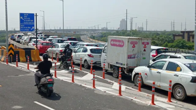 साढ़े तीन किमी लंबे कॉरिडोर में जाम से जूझते रहे वाहन चालक। जागरण